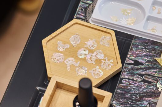 자개 공예 재료들. 염서정 스튜디오 어댑터