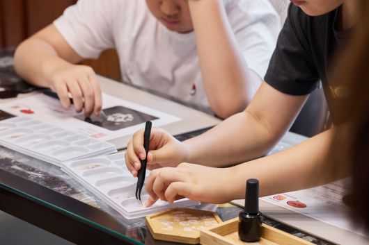 자개 공예품을 만들 때는 섬세한 손놀림이 필요하다. 염서정 스튜디오 어댑터