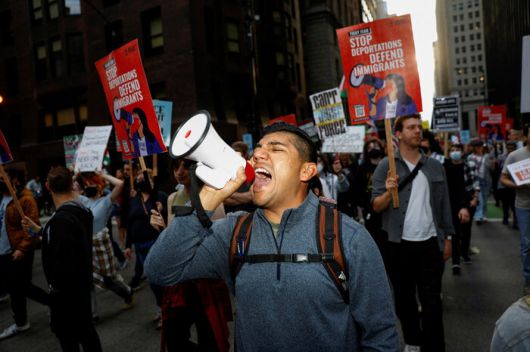 6일(현지시각) 미국 일리노이주 시카고 도심에서 시위대가 ‘추방을 멈춰라. 이민자를 보호하라’는 팻말을 들고 행진하는 모습. 로이터 연합뉴스