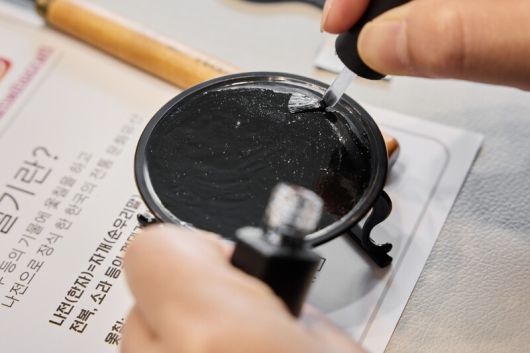 자개 공예품을 만들 때는 섬세한 손놀림이 필요하다. 염서정 스튜디오 어댑터