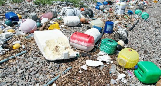 전남 고흥군 도화면 다도해해상국립공원 해변 일대. 폐스티로폼 부표, 플라스틱 통 등 양식장에서 떠밀려온 것으로 보이는 대형 쓰레기들이 해변을 뒤덮고 있다. 녹색연합 제공