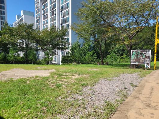 화장실이 설치될 예정이었던 공간. 하지만 주민들의 민원으로 화장실 조성 계획은 백지화됐고 해당 공간은 공터로 남았다. 이승욱기자