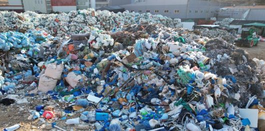 경남 통영시의 해양쓰레기 처리 집하장. 온갖 종류의 해양쓰레가 거대한 산을 이루고 있다. 녹색연합 제공
