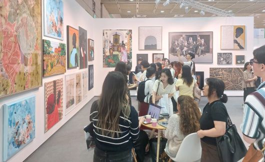 지난 3~7일 서울 강남구 코엑스에서 펼쳐진 ‘프리즈 서울’과 ‘키아프 서울’에서 사람들이 작품을 살펴보고 있다. 노형석 기자