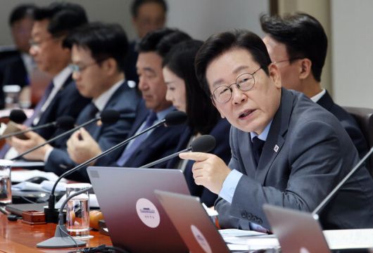 이재명 대통령이 9일 오후 서울 용산 대통령실에서 열린 제41회 국무회의에서 참석한 국무위원들에게 질문을 하고 있다. 2025.09.09 대통령실사진기자단 동아일보 송은석