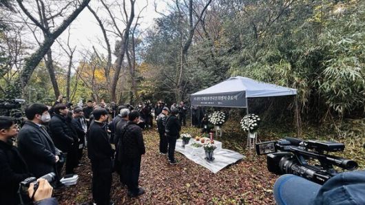 지난해 11월 일본 니가타현 사도광산 조선인 강제동원 노동자들이 기거하던 독신자 숙소 제 4상애료 터 앞에서 한국인 희생자 유족들이 추도식을 열고 있다. 한겨레 자료 사진