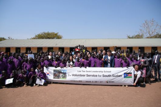 이태석재단은 청소년들을 나눔과 봉사의 리더로 성장시키는 ‘이태석 리더십스쿨’을 운영한다. 사진은 리더십스쿨에 참여한 학생들이 남수단에서 자원봉사를 마친 뒤 기념사진을 찍고 있는 모습. 이태석재단 제공