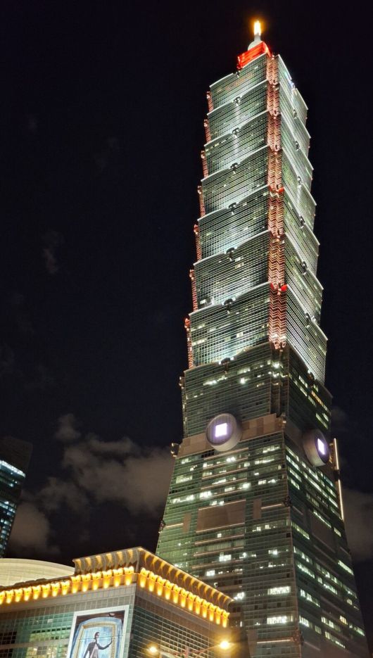 대만 최고 빌딩인 신이구의 타이페이 101 타워의 야경. 대만증권거래소를 비롯해 여러 금융회사가가 입주해 있다.