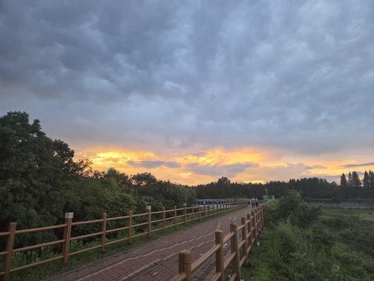 달릴 때 잊히지 않는 풍경을 선사하는 경주. 이재진 제공