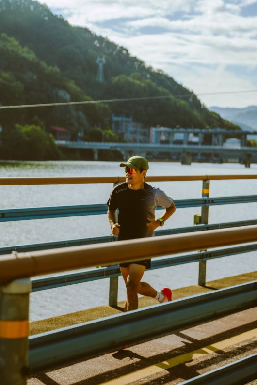 ‘호반의 도시’라는 별칭답게 강과 호수가 도심을 감싸안고 있는 춘천. 이곳을 달리고 있는 이재진 작가. 이재진 제공