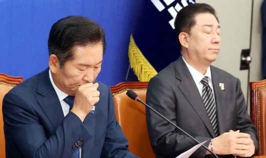 정청래 더불어민주당 대표(왼쪽)와 김병기 원내대표가 지난 12일 국회에서 열린 최고위원회의에 참석해 있다. 김경호 선임기자 jijae@hani.co.kr