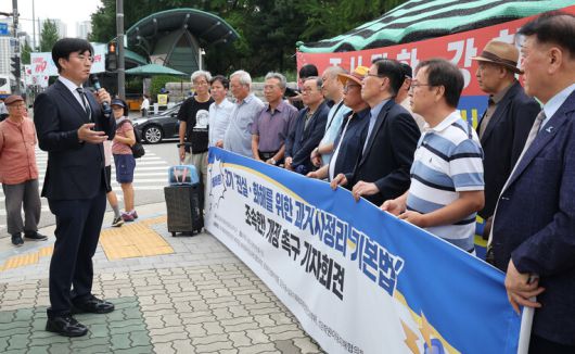 국가폭력 피해자들이 16일 낮 서울 여의도 국회 앞에서 연 ‘올바른 3기 진실·화해기본법 조속한 개정 촉구’ 기자회견이 시작되기 전 더불어민주당 김성회 의원이 발언하고 있다. 최현수 기자 emd@hani.co.kr