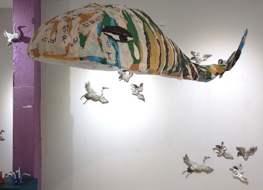 2층 전시장에 나온 우영숙 작가의 신작 설치 조형물 ‘학 씨! 이룰 수 없는 학의 꿈’과 ‘이룰 수 없는 고래의 꿈’. 노형석 기자