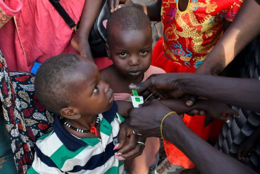 2023년 4월 수단군과 준군사조직 신속지원군(RSF) 간 전투로 전쟁을 피해 탈출한 수단 민간인들이 남수단 인근 국경 검문소를 넘어와 유엔난민기구(UNHCR)에 등록하기 위해 모였다. 당시 어린이들이 영양실조 검사를 받고 있는 모습. 로이터 연합뉴스