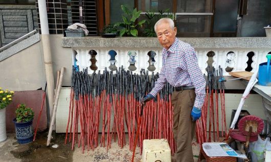 명아주 지팡이 ‘청려장’ 만들어 선물하는 최규택씨. 영동군 제공