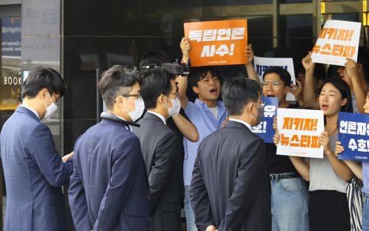 지난 2023년 9월14일 서울중앙지검 ‘윤석열 명예훼손’ 사건 수사팀 검사와 수사관들이 뉴스타파에 대한 압수수색을 시도하고 있다. 윤운식 선임기자 yws@hani.co.kr