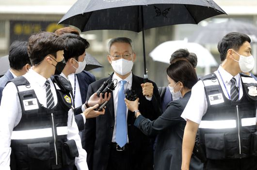 지난 2022년 6월15일 백운규 당시 산업통상자원부 장관이 영장실질심사를 받기 위해 서울동부지법 청사 안으로 들어가고 있다. 김명진 기자 littleprince@hani.co.kr