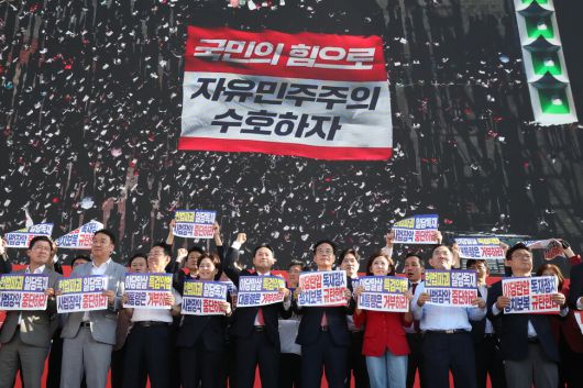 국민의힘 장동혁 대표와 송언석 원내대표 등 국민의힘 관계자들이 21일 대구 동구 동대구역 광장에서 열린 \'\'야당탄압·독재정치 국민 규탄대회\'\'에 참가해 여당 규탄 피켓을 들고 있다. 연합뉴스