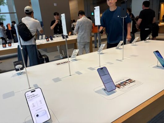 지난 19일 서울 명동 애플스토어 내부에서 고객들이 상품을 둘러보고 있다. 권효중 기자