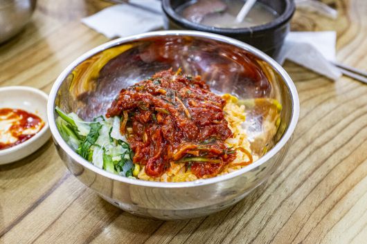 개인적으로 전주비빔밥보다 맛있다고 생각하는 ‘시장비빔밥’의 황등비빔밥. 최갑수 제공