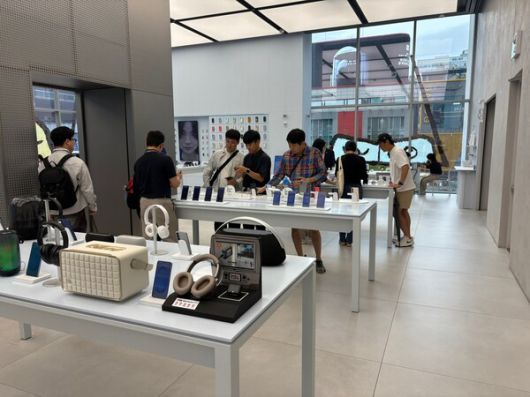 지난 19일 서울 강남 삼성 갤럭시스토어의 내부 모습. 권효중 기자