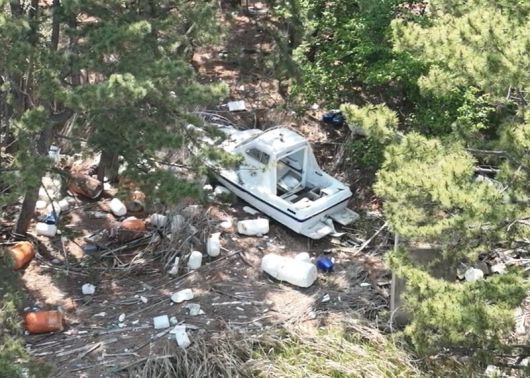 낙동강 하구 일대. 부표 등 어업 쓰레기와 선박이 모래톱에 박힌 채 방치되고 있다. 녹색연합 해양환경기록단