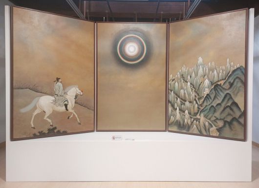 전남수묵비엔날레의 전시 공간 중 하나인 해남 땅끝순례문학관의 ‘순례객들의 오마주’전에 나온 프랑스 작가 로랑 그라소의 3면화 ‘과거에 대한 고찰’(2021). 공재 윤두서의 기마도와 겸재 정선의 금강산 그림을 모사한 이미지와 태양의 동심원 이미지를 3개의 병풍 모양으로 병치시킨 독특한 구성의 작품이다. 전남도립미술관 개관전에 출품됐다가 미술관 소장품이 됐다. 노형석 기자