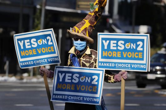 2020년 10월31일, 매사추세츠주 케임브리지에서 아이린 라이언이 코스튬을 입고 순위투표제를 홍보하고 있다. 뉴욕/AP 연합뉴스