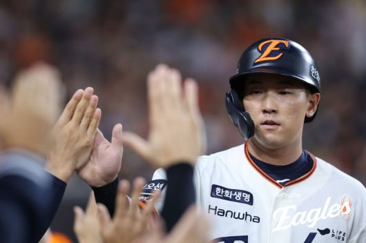 한화 이글스 황영묵이 29일 대전 한화생명 볼파크에서 열린 2025 KBO리그 엘지(LG) 트윈스와 경기에서 득점에 성공한 뒤 동료들과 하이파이브를 하고 있다. 한화 이글스 제공