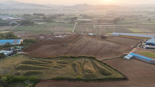 저자가 드론으로 찍은 함평 만가촌 고분. 정은영 과장 제공