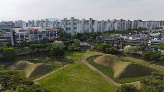 저자가 드론으로 찍은 광주 월계동 고분. 정은영 과장 제공