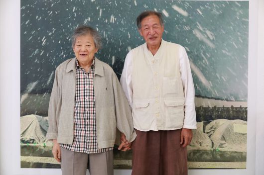 김정환 시인(왼쪽)과 신학철 화백이 9월29일 한국작가회의 사무실에서 대담을 나누기에 앞서 손을 맞잡고 사진을 찍고 있다. 정용일 선임기자 yongil@hani.co.kr