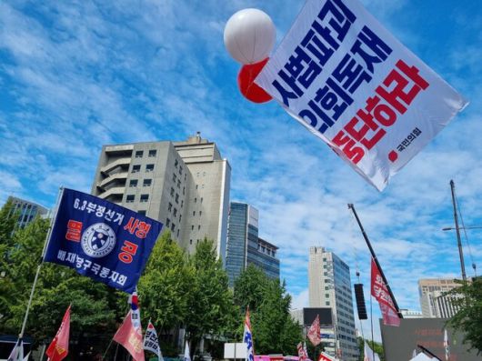 지난 9월28일 서울 시청역 앞에서 열린 국민의힘 장외집회에서 국민의힘 깃발과 ‘부정선거 사형’ 깃발이 휘날리고 있다. 전광준 기자 light@hani.co.kr