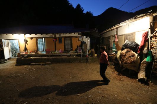 노후된 집에서 불편을 감내하며 살아가는 어르신들은 많지만, 그들의 어려움을 돌봐 줄 손길은 턱없이 부족하다. 한겨레 자료사진