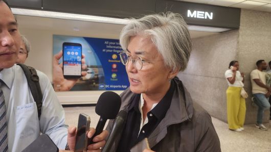 강경화 신임 주미대사가 4일(현지시각) 워싱턴DC 인근 덜레스 국제공항을 통해 미국에 입국, 취재진과 만나 대화하고 있다. 연합뉴스