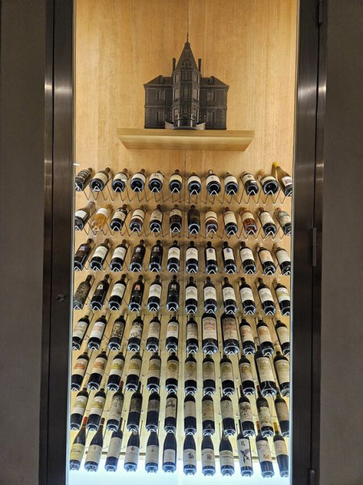 프랑스 보르도의 ‘샤토 레 카름 오브리옹’(Château Les Carmes Haut Brion)에 전시된 오래된 와인들. 이 샤토의 와인들 외에도 세계 각지의 올드 빈티지가 보인다. 천호성 기자