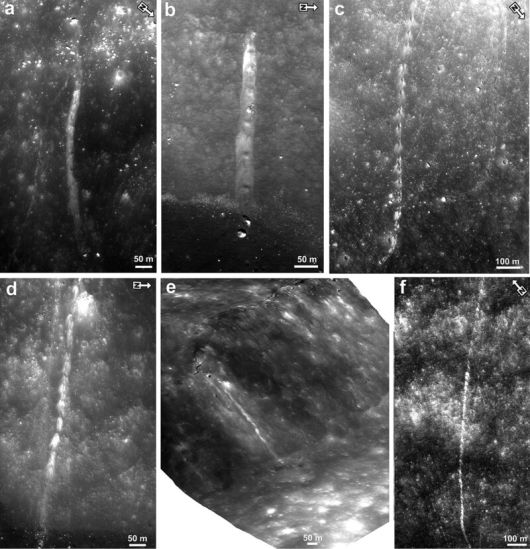 암석 낙하 분출물들이 경로를 따라 달 표면에 만든 흔적들. 이카루스