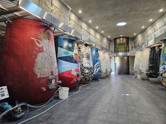 샤토 레 카름 오브리옹 양조장의 콘크리트 뱃(숙성 탱크). 이 샤토는 매년 전세계 예술가를 초빙해 한개의 뱃에 그림을 그린다. 천호성 기자