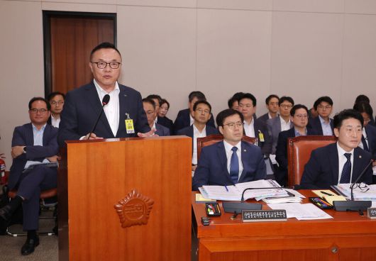 미국 웨스팅하우스의 불공정 원자력발전 협정 논란이 사그라들지 않는 가운데, 한국수력원자력은 책임을 인정하기는커녕 종속을 구조화하는 조인트벤처를 추진하겠다고 한다. 황주호 한수원 사장이 2025년 8월19일 국회 산업통상자원중소벤처기업위원회 전체회의에서 관련 질의에 답변하고 있다. 연합뉴스