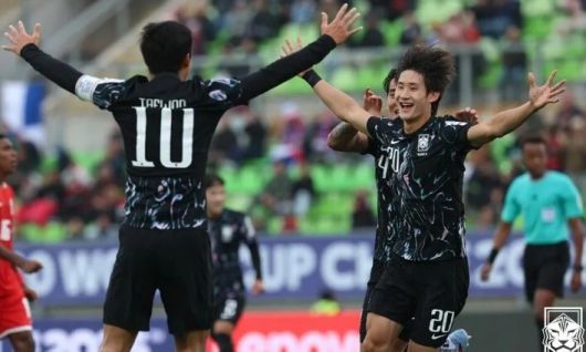 지난 4일 칠레 발파라이소의 에스타디오 엘리아스 피게로아 브란데르에서 열린 2025 국제축구연맹(FIFA) 유(U)-20 월드컵 조별리그 비(B)조 한국 대 파나마 경기에서 신민하(강원에프시)가 결승 골을 넣은 후 기뻐하고 있다. 연합뉴스