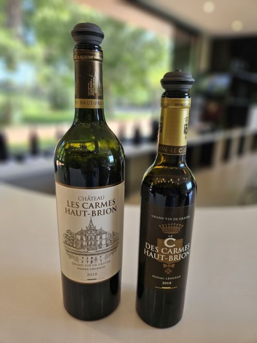 샤토 레 카름 오브리옹의 2018년 빈티지(왼쪽)와 이 샤토의 세컨 라벨인 ‘쎄 데 카름 오브리옹’(C des Carmes Haut-Brion). 천호성 기자