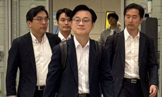 김정관 산업통상부 장관이 6일 오전 인천공항 제2터미널 입국장을 통해 귀국하고 있다. 김 장관은 지난 4일(현지시각) 미국 뉴욕을 방문해 하워드 러트닉 미 상무부 장관과 한-미 관세 협상 관련 후속 협의를 이어갔다. 연합뉴스