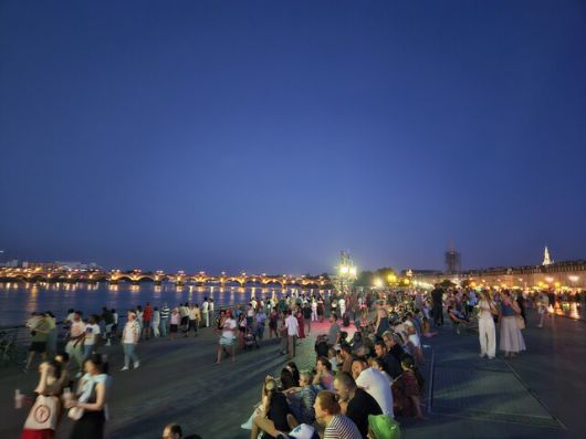 평일 밤 보르도 가론강변 ‘달의 항구’ 모습. 저녁이면 산책과 담소를 즐기는 시민들로 발디딜 틈이 없다. 천호성 기자