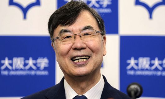 사카구치 시몬 오사카대 명예교수가 6일 노벨 생리의학상 수상자로 선정된 직후, 오사카대에서 열린 기자회견에서 웃고 있다. 오사카/AP 연합뉴스