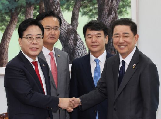 지난달 10일 국회에서 여야 원내대표단이 회동을 갖기 전 기념사진을 찍고 있다. 왼쪽부터 송언석 국민의힘 원내대표, 유상범 국민의힘 원내수석부대표, 문진석 더불어민주당 원내운영수석부대표, 김병기 민주당 원내대표. 연합뉴스