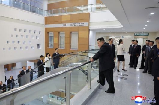 김정은 조선노동당 총비서 겸 국무위원장은 6일 평양종합병원 준공식에 참석해 한 연설을 통해 “정말로 제일 하고 싶었던 일들 중에서 마음속 제일 첫자리에 항상 놓고 있던 사업”이라며 “정말 흐뭇하고 혁명하는 보람을 어느 때보다 강하게 느끼게 된다”라고 말했다고 7일 노동신문이 보도했다. 조선중앙통신 연합뉴스