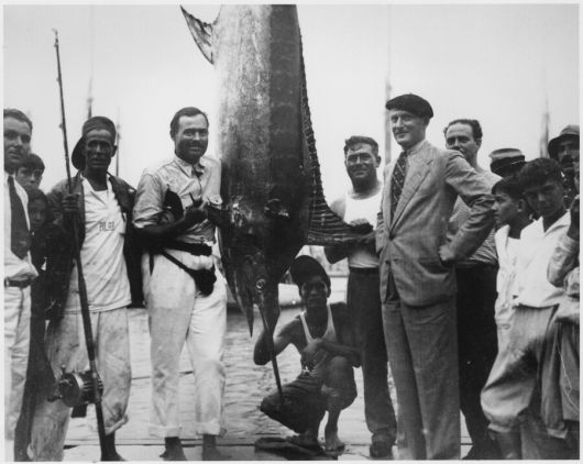 1934년 쿠바 아바나의 항구에서 포획한 청새치를 둘러싸고 동료들과 기념촬영 중인 어니스트 헤밍웨이(왼쪽에서 셋째). 위키미디어 커먼스