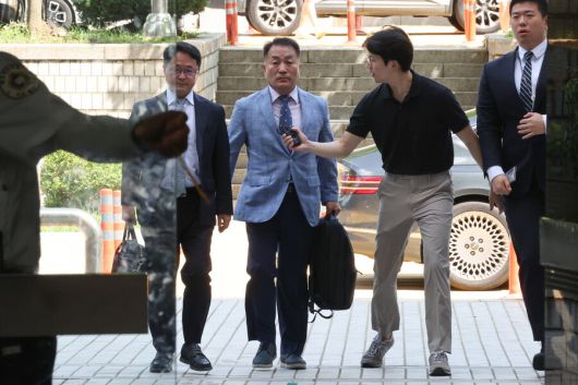 김계환 전 해병대 사령관(가운데)이 지난 7월22일 서울 서울중앙지법에서 열린 영장실질심사에 출석하고 있다. 김영원 기자 forever@hani.co.kr