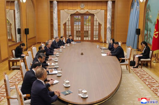 김정은 북한 국무위원장이 9일 리창 중국 총리와 중국 대표단을 접견하고 있다. 조선중앙통신 연합뉴스