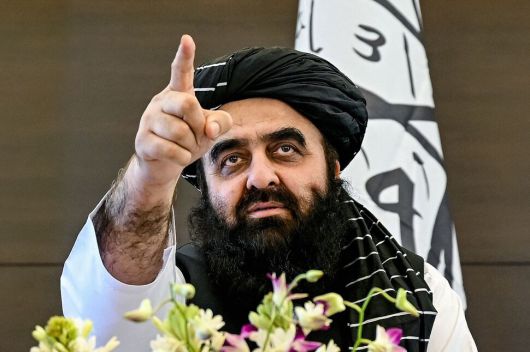 인도를 방문 중인 아미르 칸 무타키 아프가니스탄 외교부 장관이 12일 뉴델리의 아프간대사관에서 기자회견을 하고 있다. AFP 연합뉴스